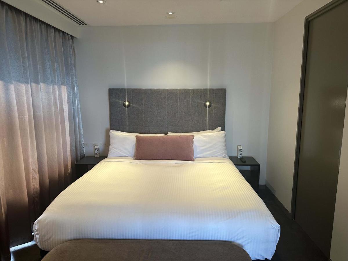The Kinson Hotel Melbourne Exterior photo A bedroom at the hotel