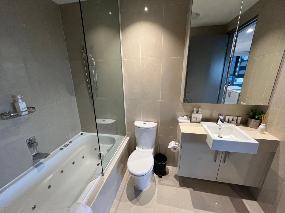 The Kinson Hotel Melbourne Exterior photo Bathroom